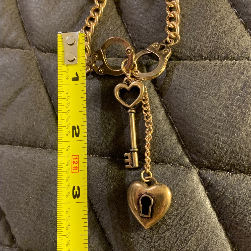 Handcuffs, key and keyhole pendants on 16” gold tone novelty necklace - Picture 4 of 4